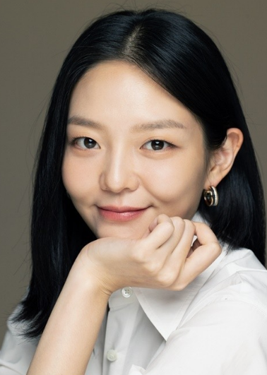 파격적인 노출연기로 데뷔한 현재 최고의 스타