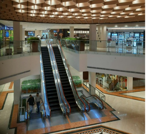 상가 안에 이용객이 없이 텅빈 사진