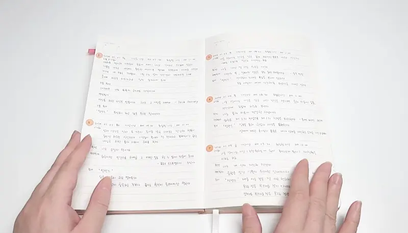100일-모닝루틴이-기록된-다이어리-한장씩-넘기는-손