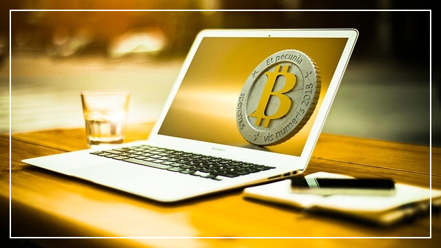 노트북에 코인이 있는 사진