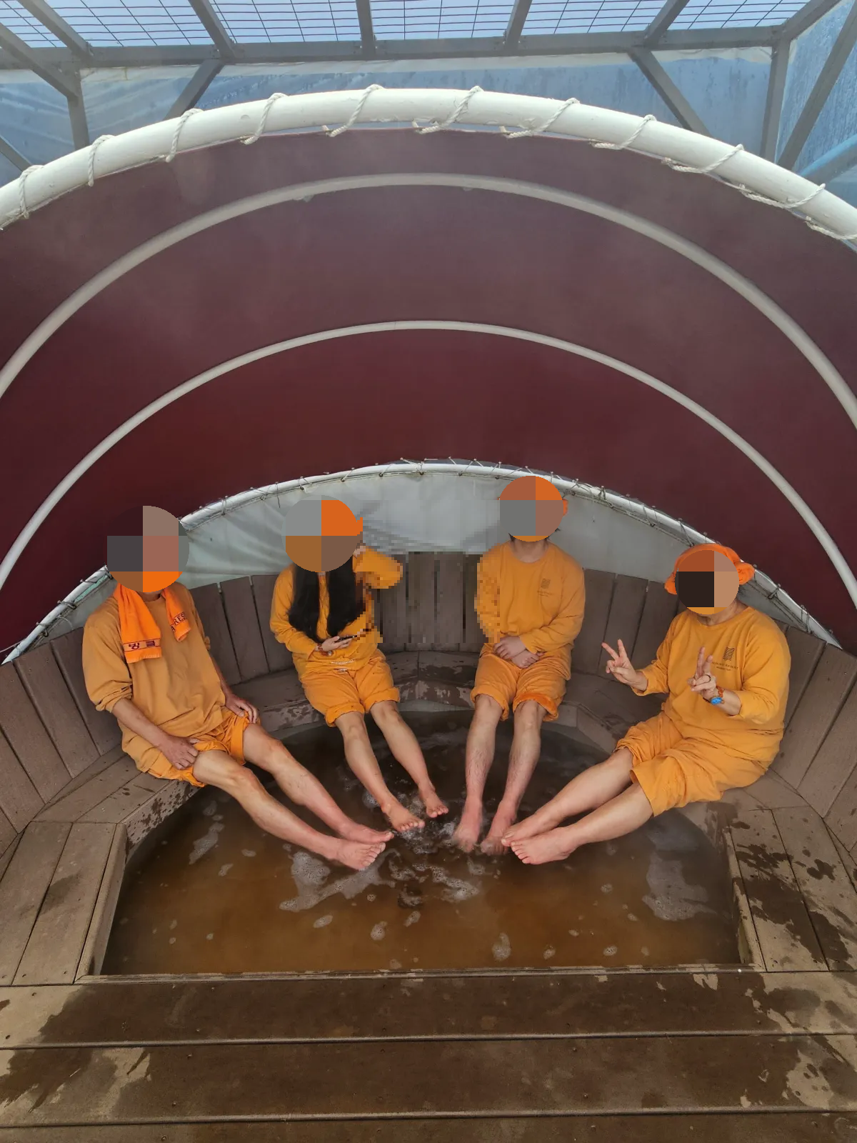 족욕을-하고있는-사람들