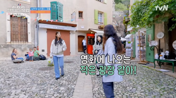 텐트 밖은 유럽 남프랑스 편 도시 거리 풍경