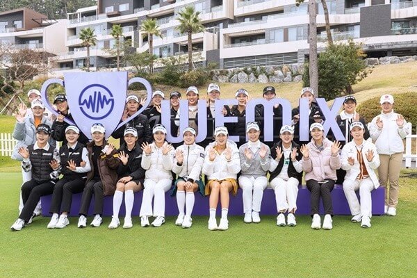 2024-위믹스-챔피언십-선수들이-단체-사진을-찍고-있습니다.