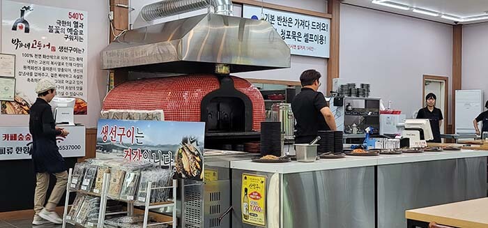 실내에 설치된 화덕의 모습