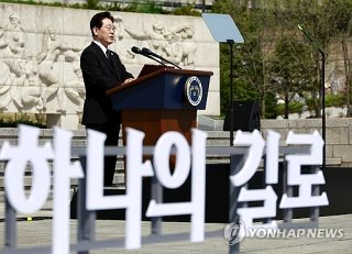 이 대통령 4·19 정신 민주묘지 참석(영상)