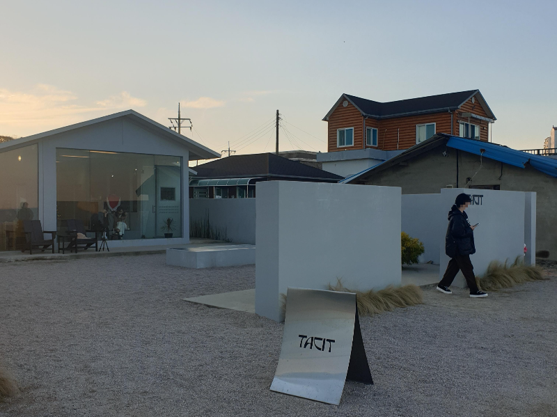 노을진 하늘에 'ㅅ' 자 지붕을 가진 테시트, 담장이 군데 군데 세워져 있다.