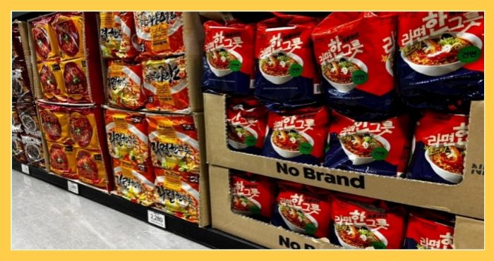 대형마트 진열대에 진열된 노브랜드 PB라면과 일반 라면 제품 모습으로&amp;#44; 저렴한 자체 브랜드 라면의 인기를 보여주는 사진.