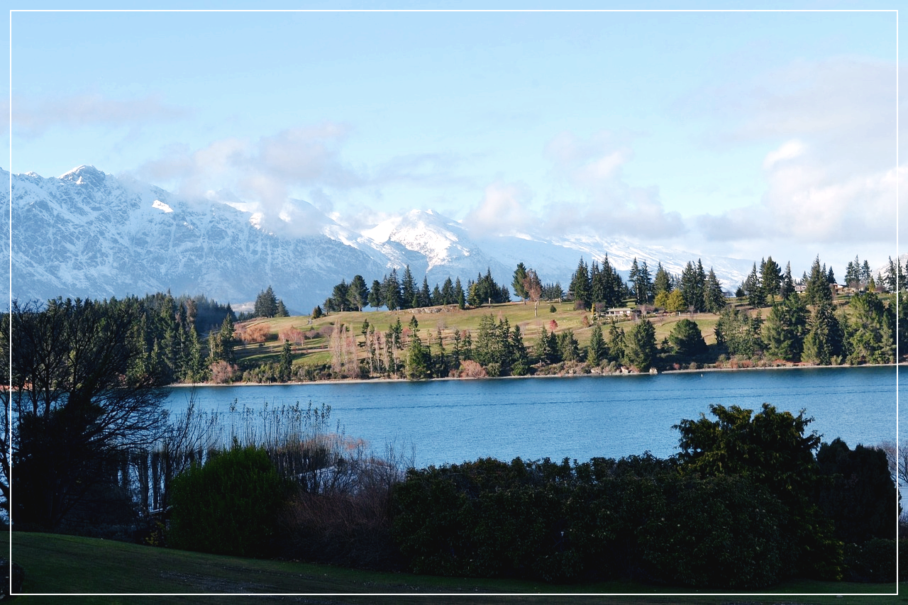 대자연이 펼쳐진 퀸스타운의 모습. 멀리 집 한 채가 보이고 있다.