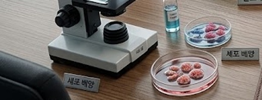 도시 전경이 보이는 사무실 책상 위에 반도체 웨이퍼&amp;#44; 전력 변압기&amp;#44; 바이오 현미경&amp;#44; 2차전지 배터리&amp;#44; 증권 분석 차트가 놓여 있는 실사 이미지