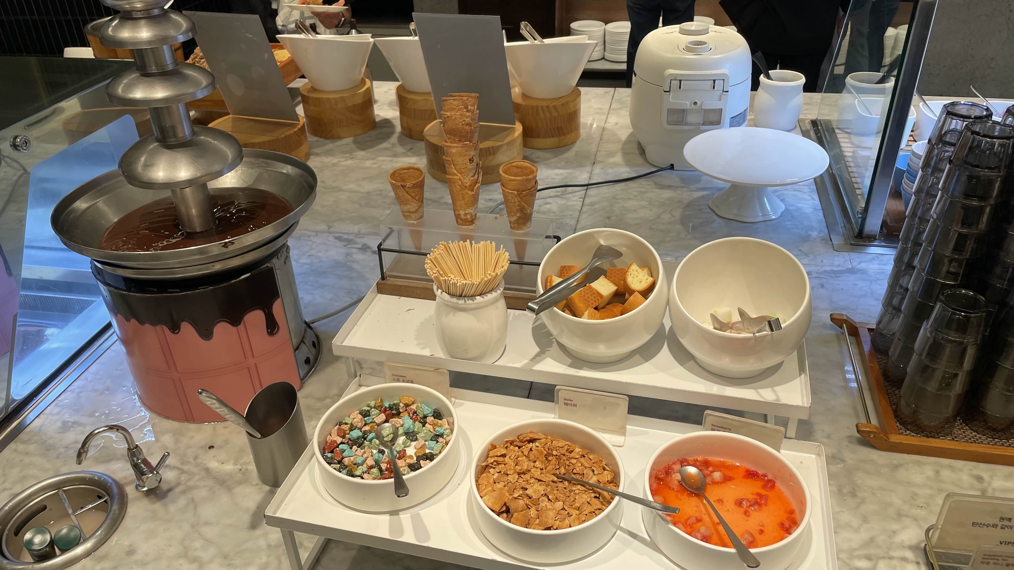 초콜릿과 아이스크림 고명