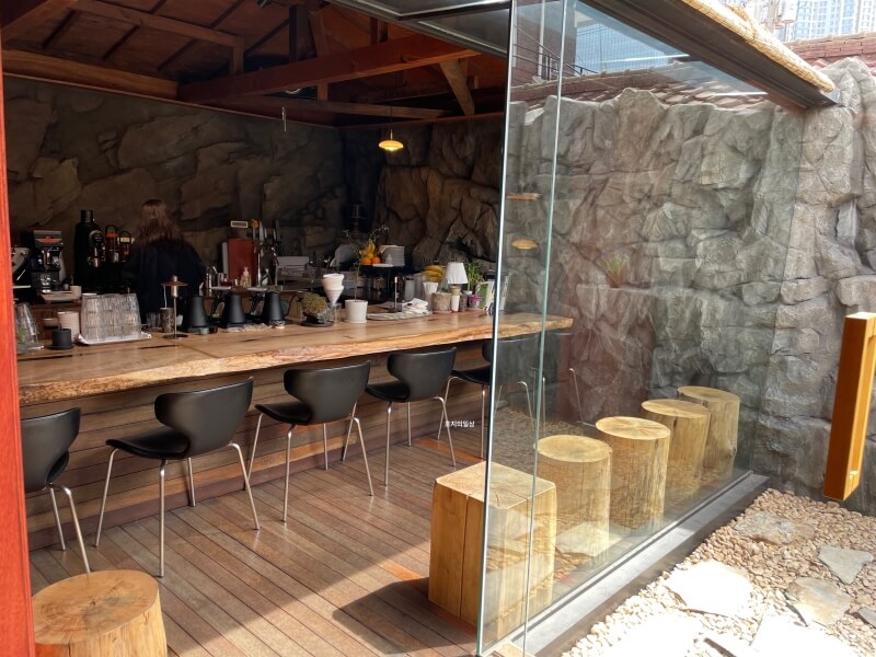 용산 용리단길 골목 한옥 동굴 감성 카페 - 바 좌석