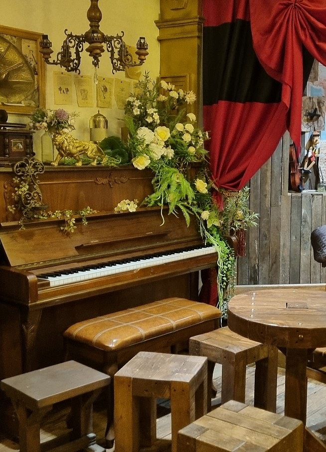 서울 북카페 맨홀커피 웨스턴 책방 &ndash; 영등포에서 즐기는 미국 서부 크리스마스 감성