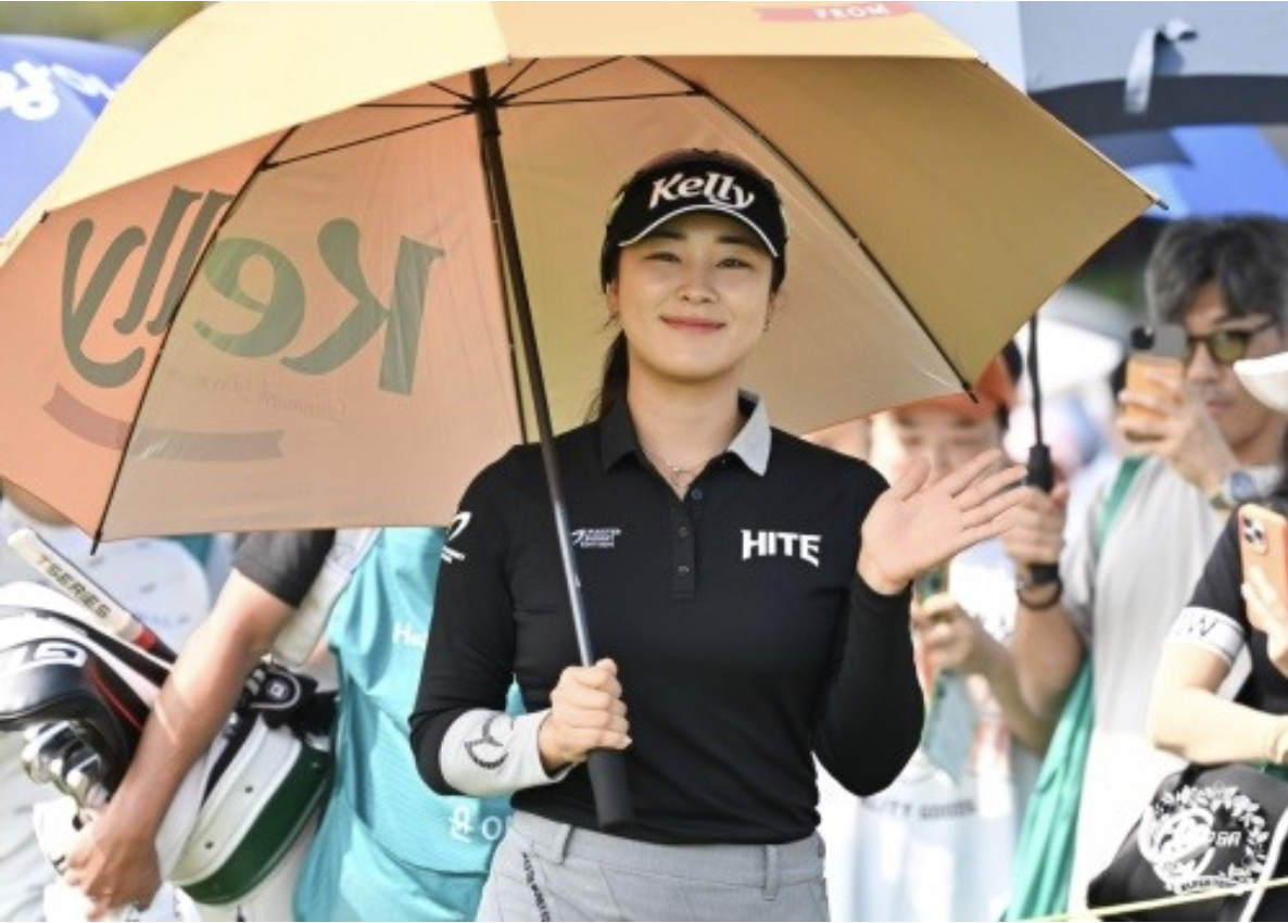 후원사 개최대회 '하이트진로 챔피언십'에 출전하는 (좌)윤이나, (우)김민별