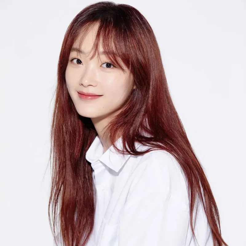 흰색 배경에 빨간 긴 머리를 하고 있는 배우 이유미
