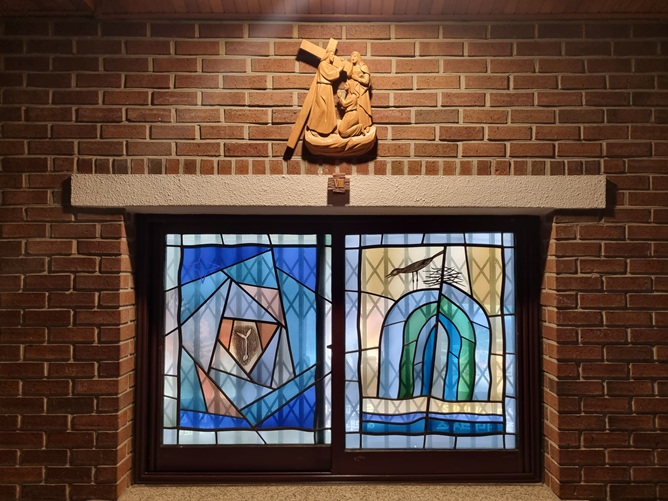 서울 신대방동성당 십자가의 길과 스테인드글라스입니다.