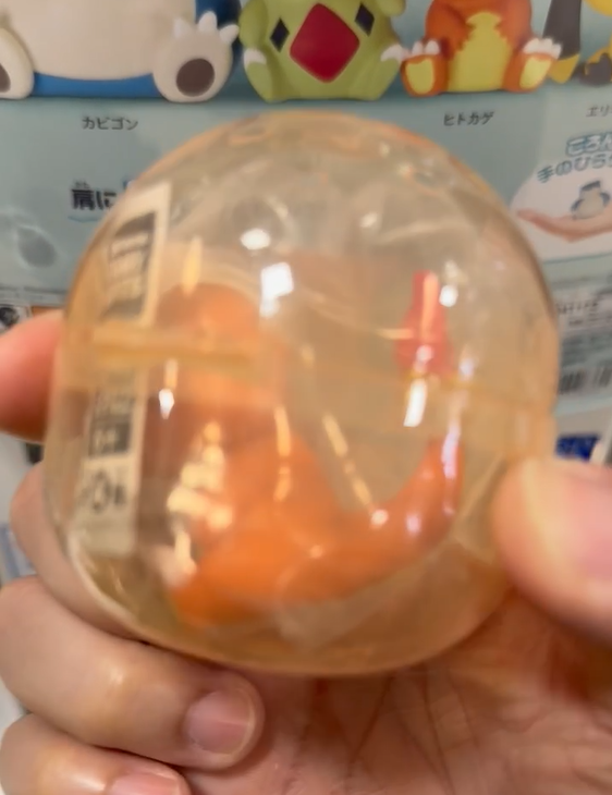 일본 가챠 머신에서 뽑은 포켓몬스터 파이리 캐릭터 캡슐 토이 피규어.