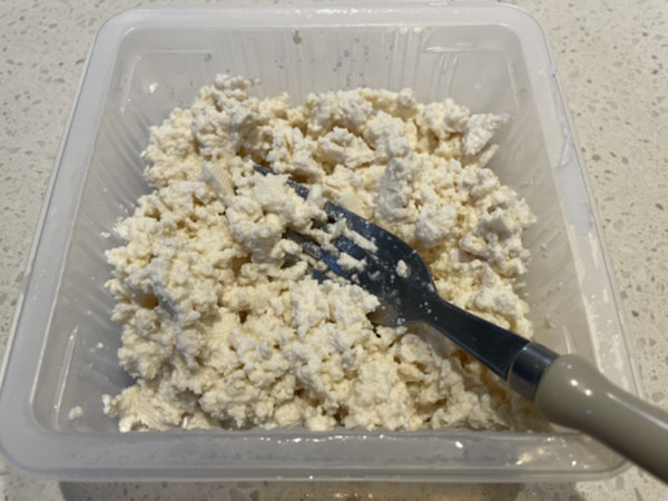 쑥갓 두부무침 - 두부 포크로 으깨기