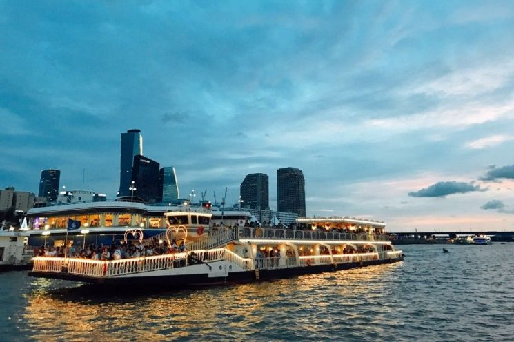 한강 크루즈 뷔페: 로맨틱한 서울 야경과 미식 여행