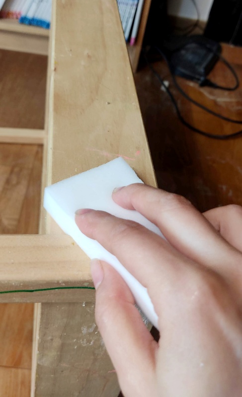 사인펜이 묻은 곳을 매직블럭으로 닦음