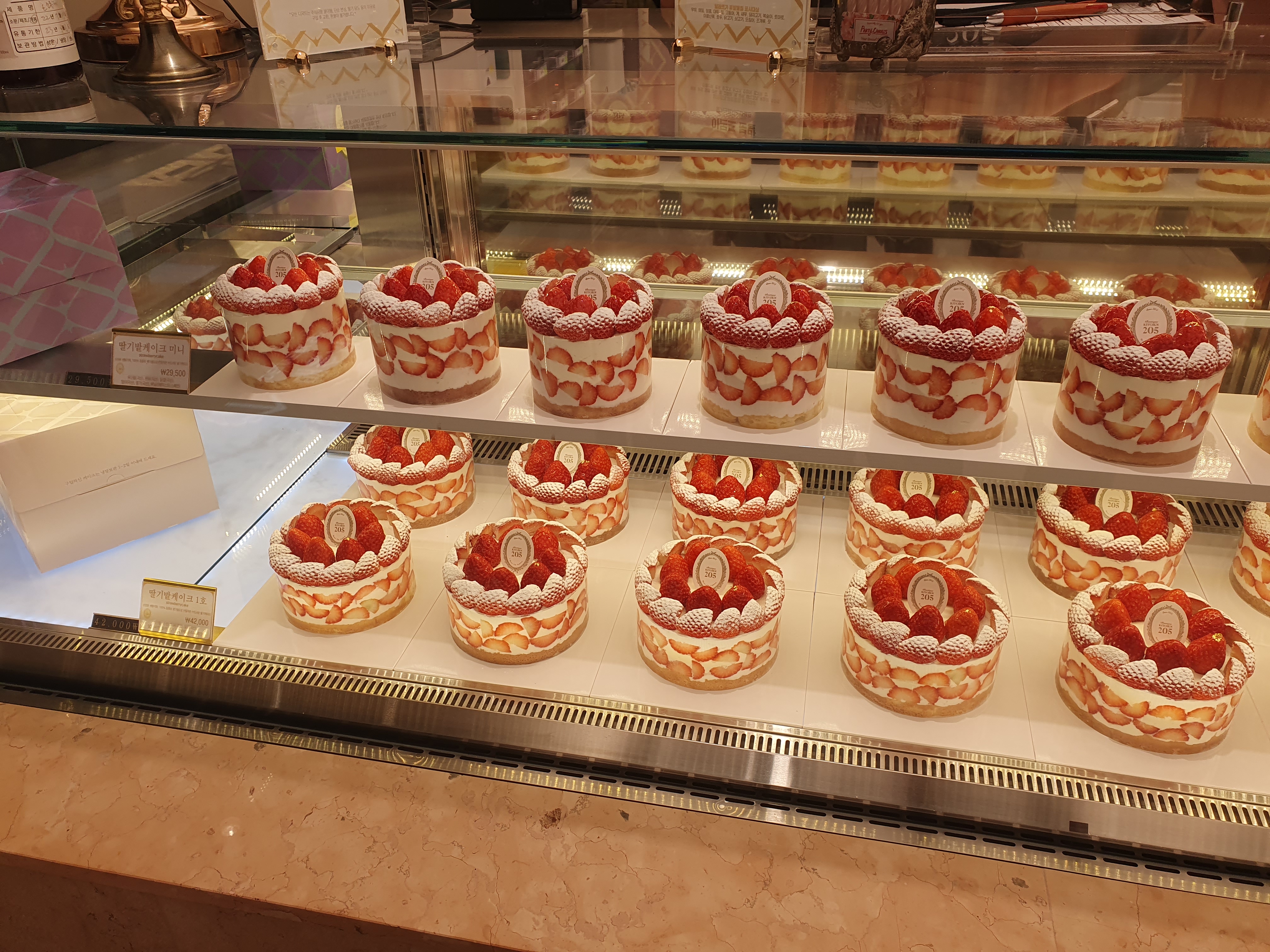 대전 키친 205 매장 진열대 딸기케익만 판매함!!