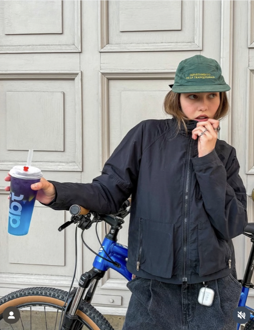 무심한 듯 섬세한 레이어드, 캐주얼 아우터와 빈티지 캡, 감성적인 컬러 음료의 조화 관련 사진