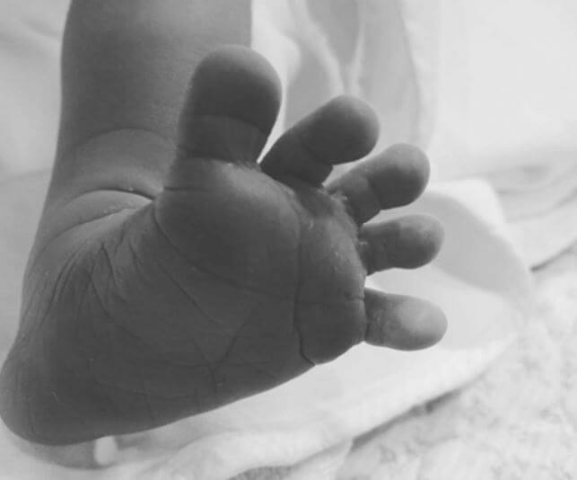 김무열 윤승아 부부 득남 아들 발 사진