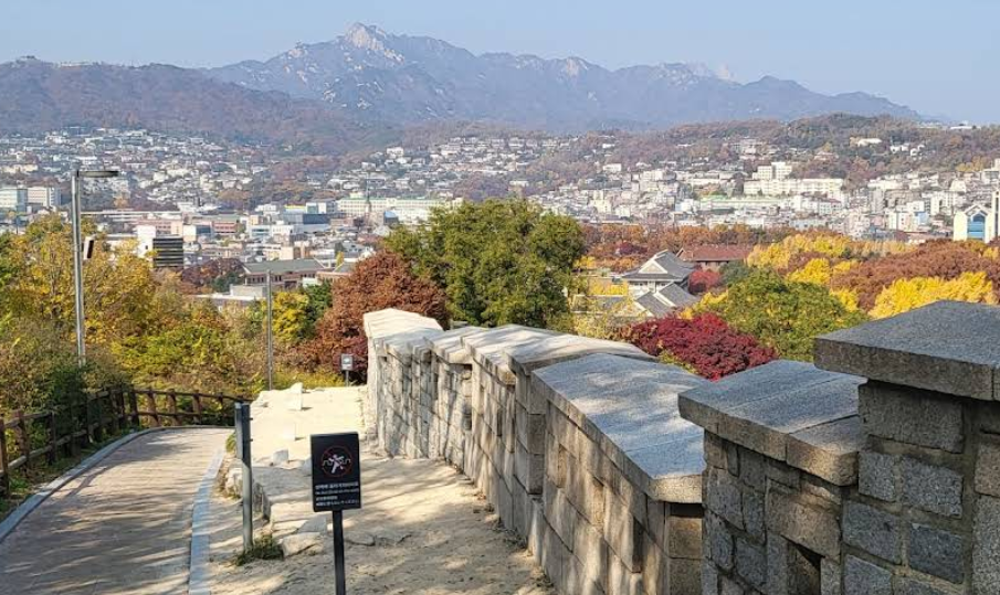 낙산공원 – 루미와 지누의 대화 장면