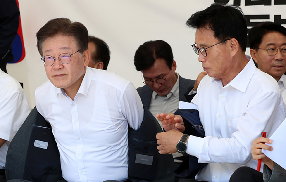 이재명 더불어민주당 대표(왼쪽)와 박광온 원내대표가 1일 국회 본청 앞 단식투쟁 천막에서 열린 최고위원회의에서 외투를 벗고 있다. [사진=뉴시스]