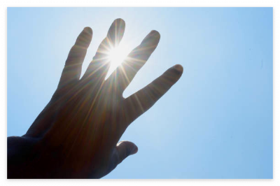 햇빛을-가리고-있는-손