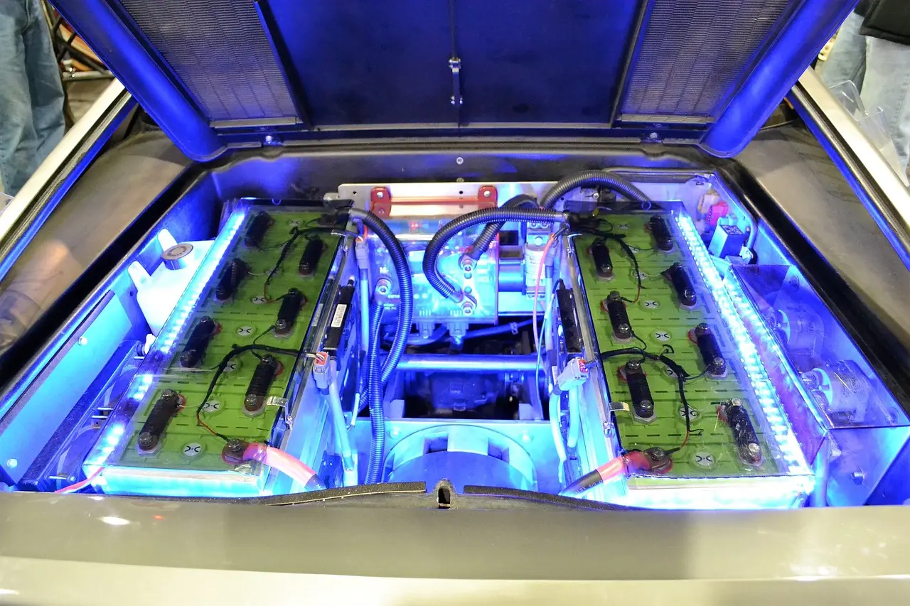 전기차-
전기차의 열린 본넷트 안 배터리가 빼곡히 넣어져 있는 모습