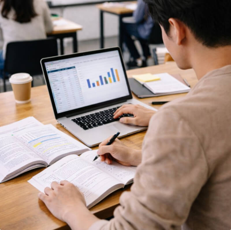 직업훈련 교육 과정에서 노트북과 교재를 보며 공부하는 성인 학습자의 모습