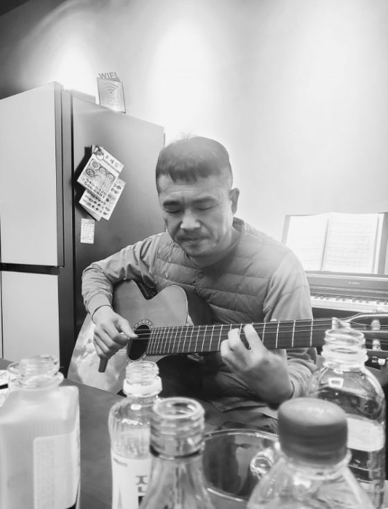 연예계 떠나 편안해보이는 가수 김건모