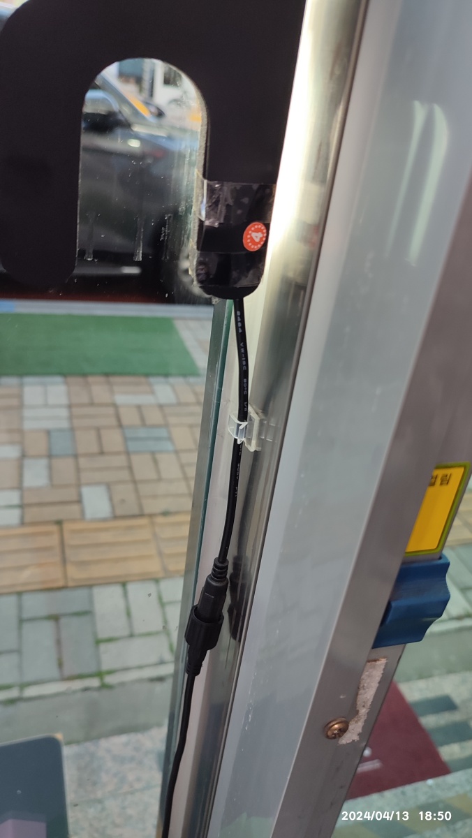 유리 창틀에 고정 클립을 붙여서 선정리했습니다.