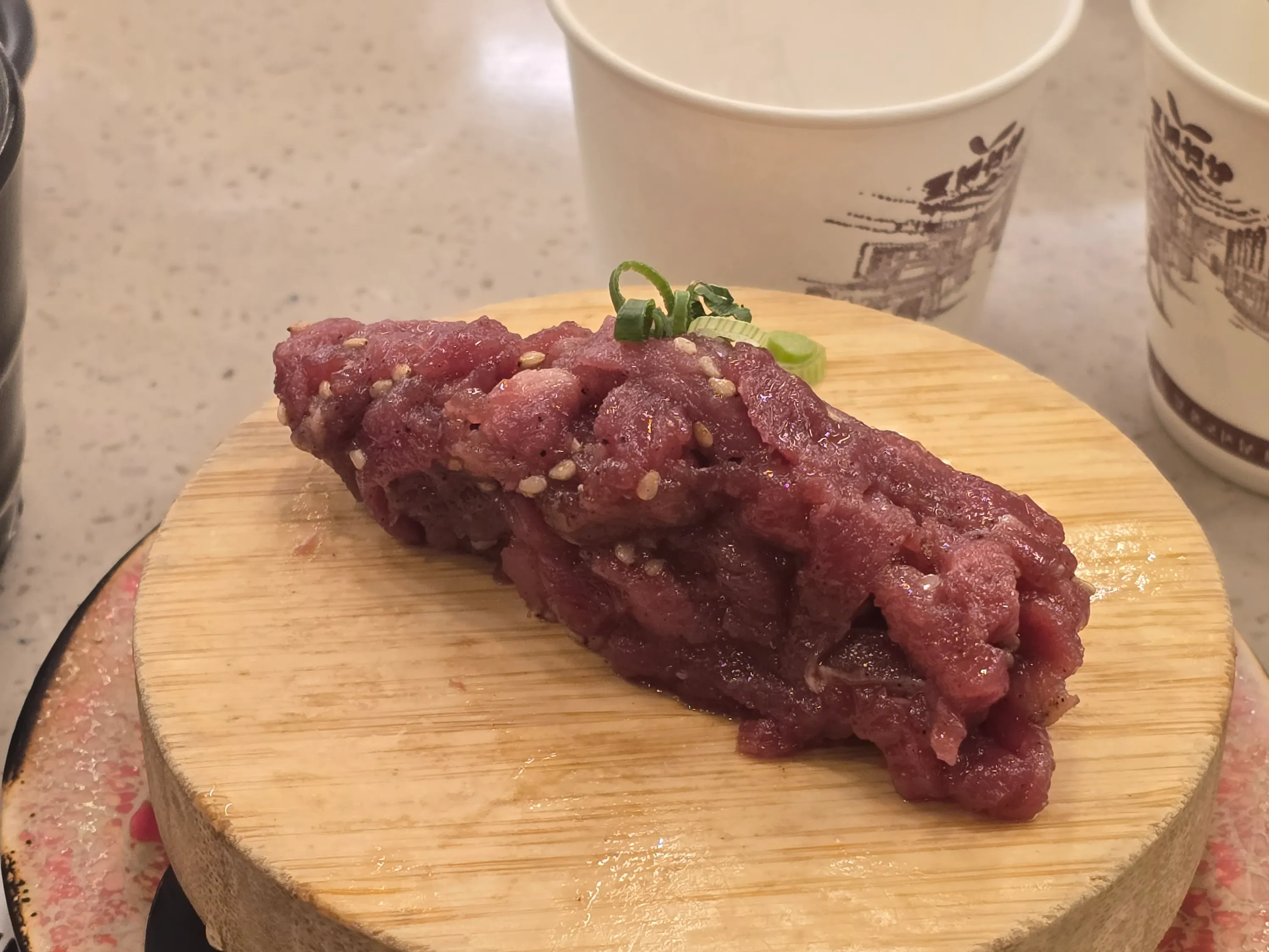 스시이안앤의 명물, 입안에서 살살 녹는 육회초밥의 자태.