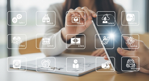 스마트폰으로 다양한 복지 아이콘을 선택 중인 장면