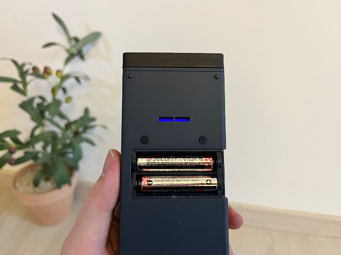 살균기 전원 및 건전지 장착 모습 2