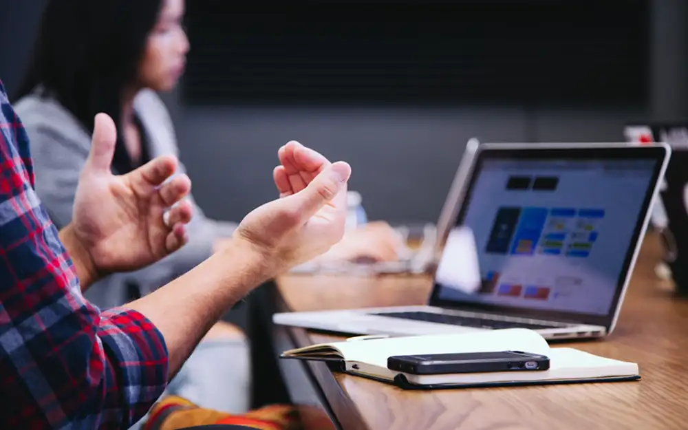 발언 하는 모습