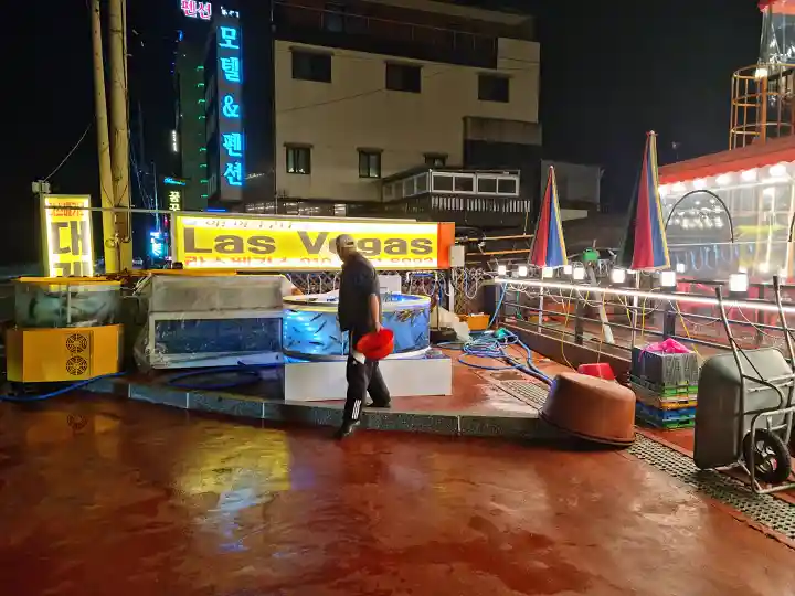 라스베가스-조개구이집-수조