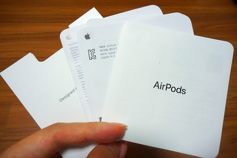 검은색-글씨가-인쇄된-여러장의-흰색-종이를-찍은-사진