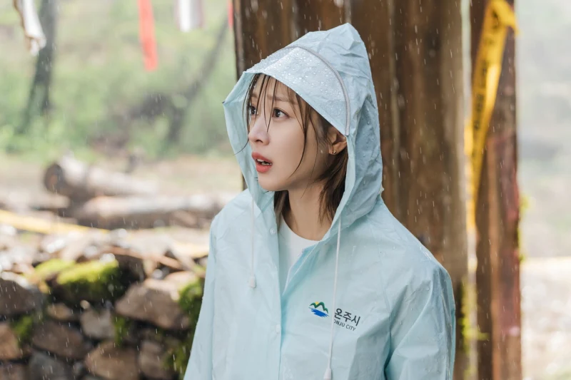 비오는 어느 사찰을 배경으로 하늘색 우의를 입고 있는 이 연애는 불가항력의 이홍조