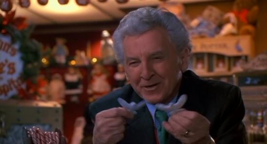 비둘기 장식을 양 손에 하나씩 들고 있는 할아버지