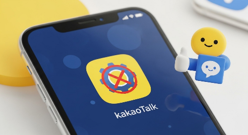 카카오톡 업데이트 끄기 설정이 된 아이폰 화면과 엄지손가락을 든 카카오톡 캐릭터