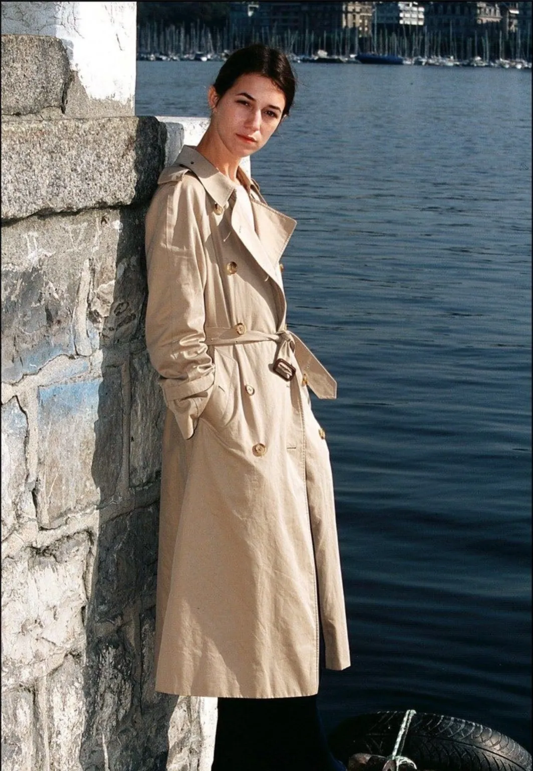 가을 트렌치코트,트렌치코트 스타일링, 샤를로뜨 갱스부르, 제인 버킨, 프렌치 시크, 프렌치 패션,클래식 아우터,여성 트렌치코트, 셀럽 스타일, 버버리 트렌치코트