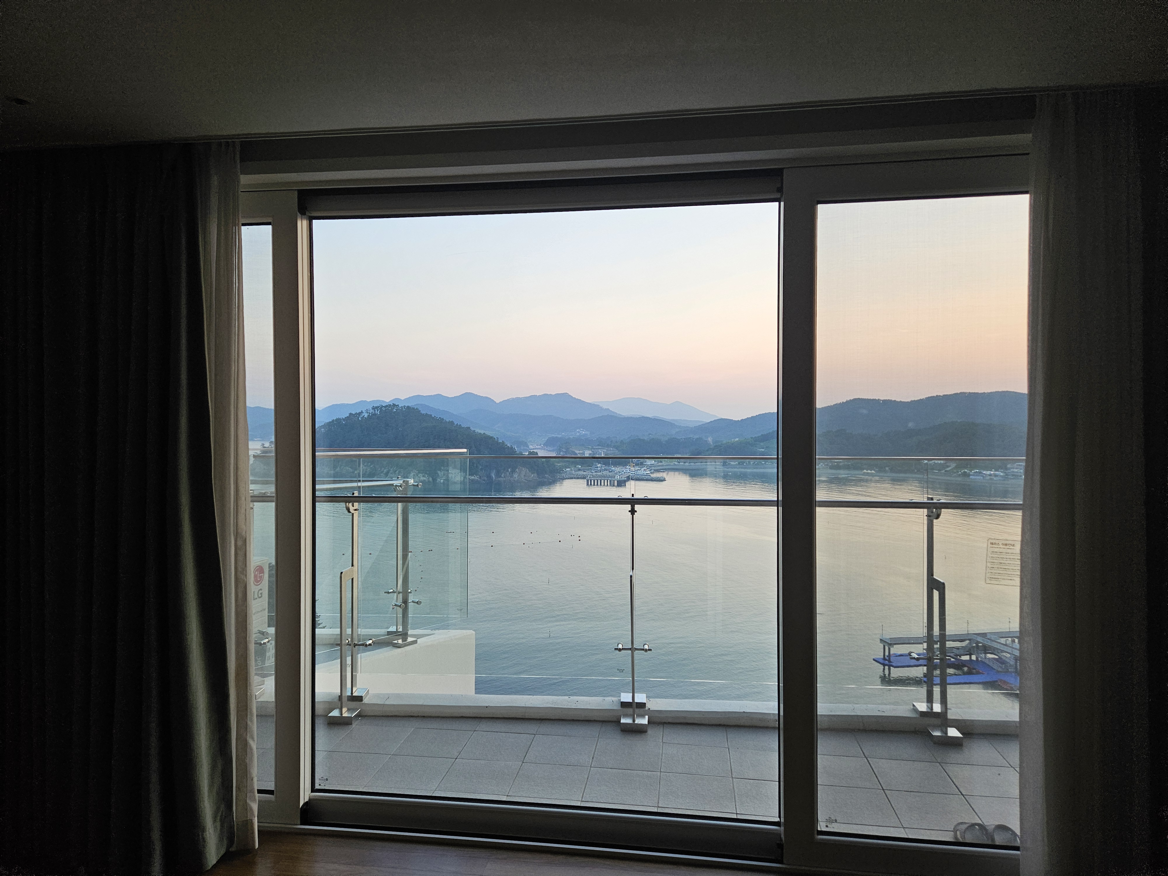 거실에서 보이는 뷰