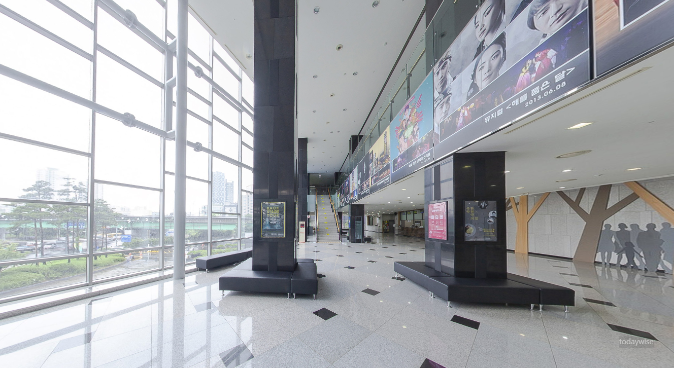 용인아트홀 로비 전경