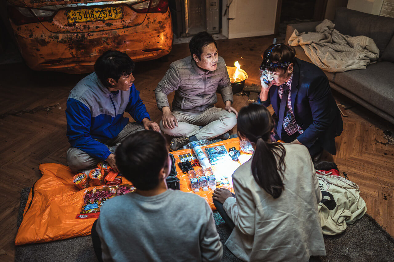 구호 물품을 받고 위성전화로 구급대와 연락 중인 김승현