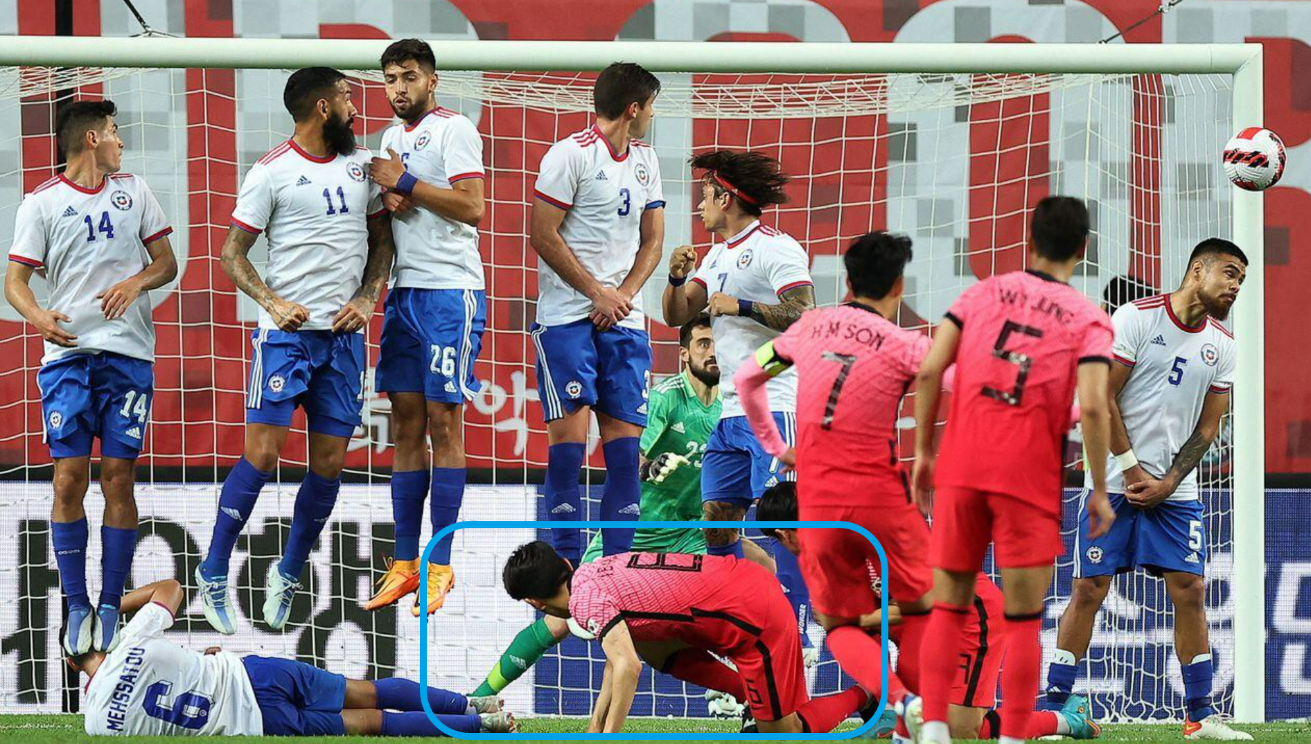 국가대표 프리킥 차는중 무릎꿇는 이유