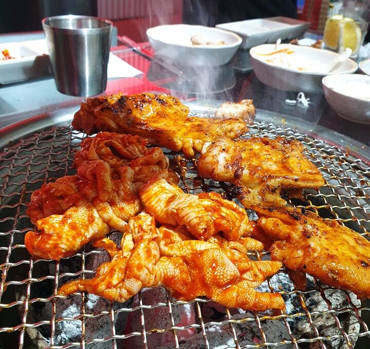은화계-양념된-닭발들이-양념닭구와-같이-불판에-구워지고있다