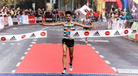 마라톤을 완주하는 남자의 모습