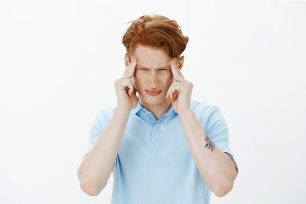 머리가-아파-힘들어하는-남자
